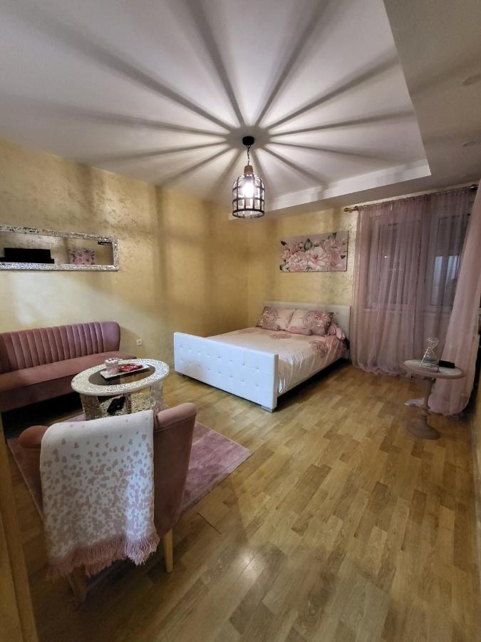 B&B Loznica - Apartman Golden Rose - Bed and Breakfast Loznica