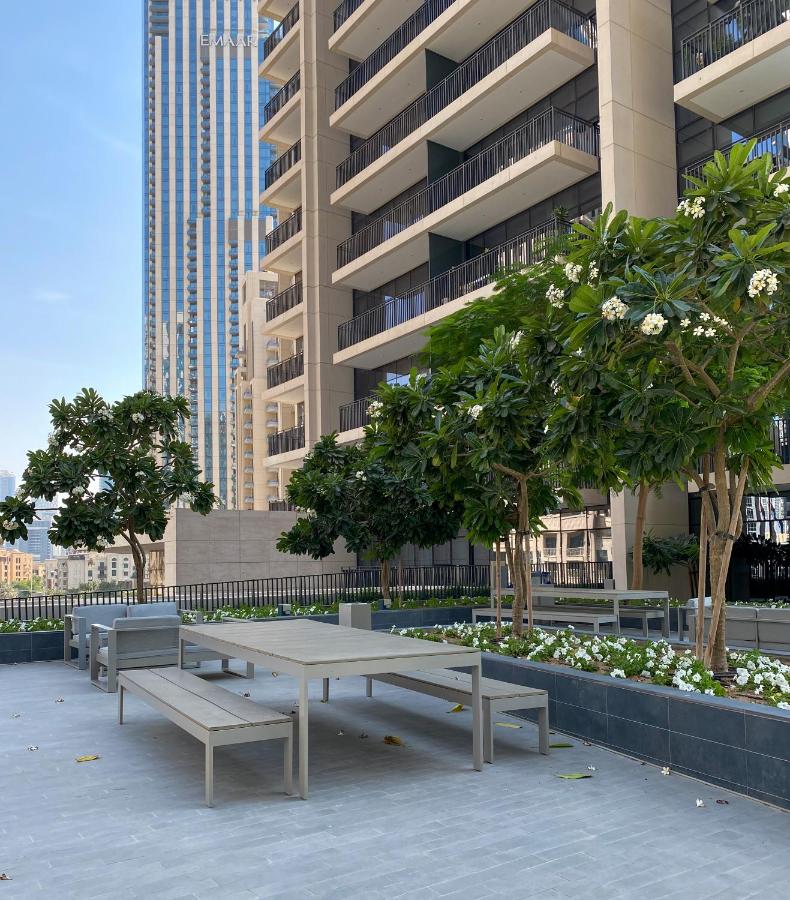 HiGuests - Elegant Apt With Terrace Minutes from Burj Khalifa - Chambres d’hôtes Dubaï