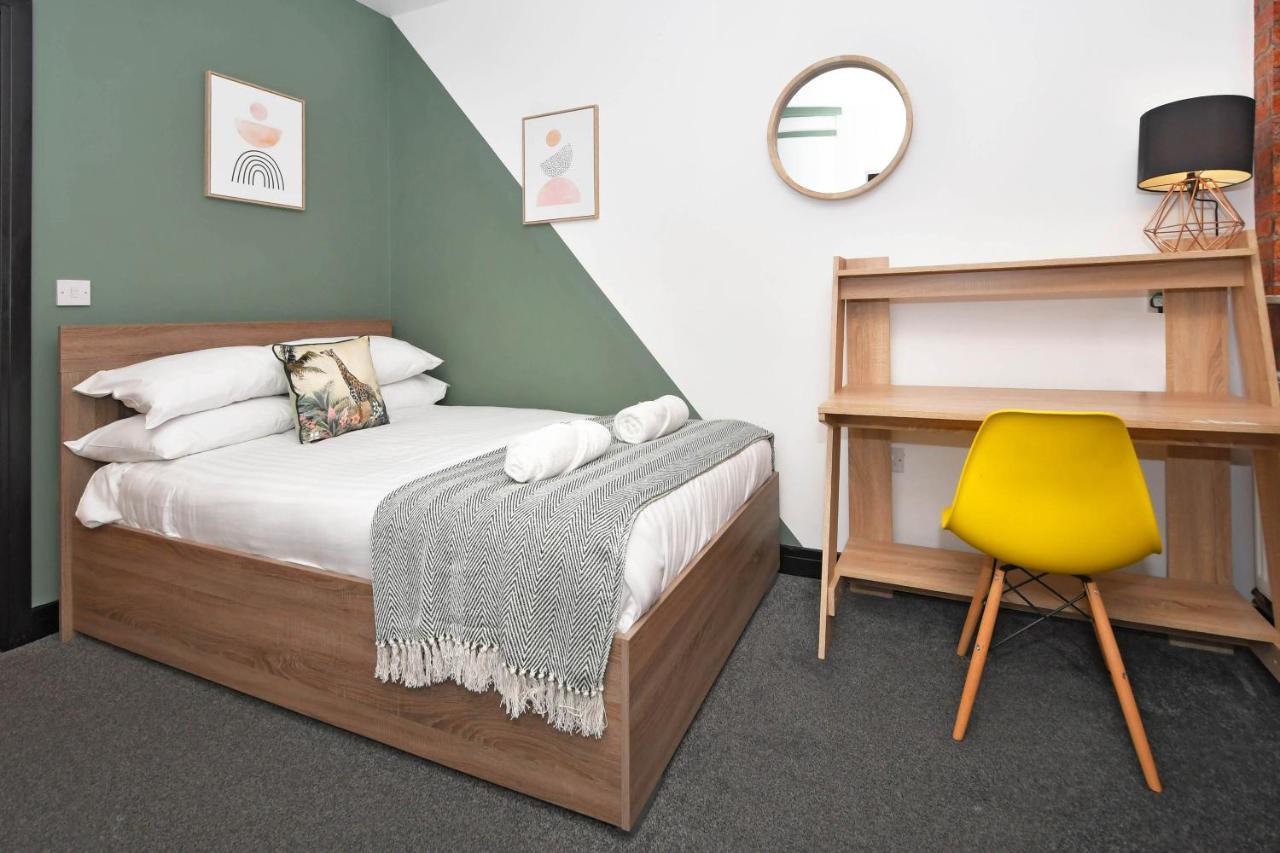 Brampton Him House, 5 double en-suites in this stunning property, all yours if you BOOK NOW! - Bed and Breakfast Stoke-on-Trent