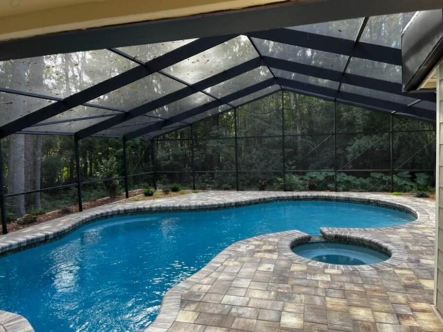 Gator Pool and Hot Tub House -1.5 miles to Stadium - Chambres d’hôtes Gainesville