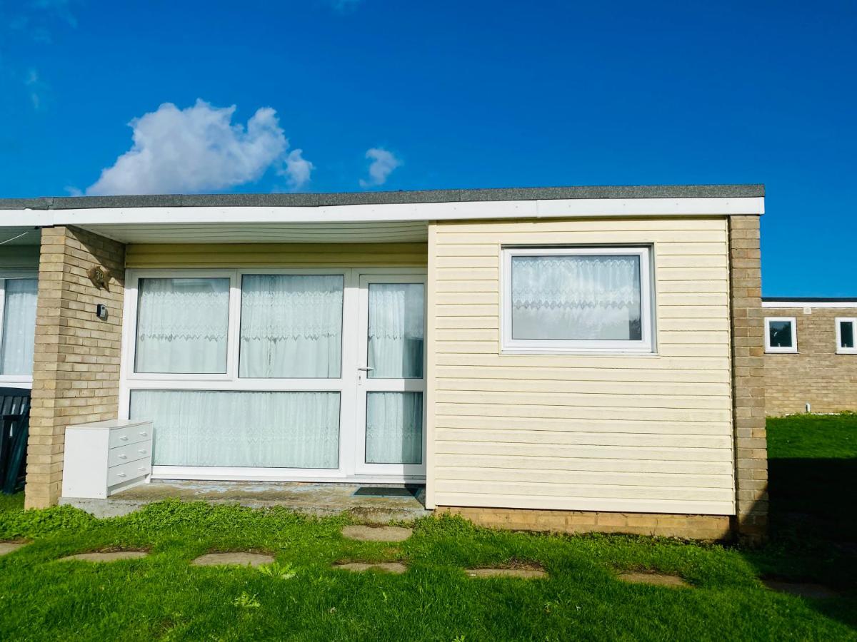 Quiet and Comfy 2- bedroom Holiday Chalet, walk to the beach, Norfolk - Bed and Breakfast