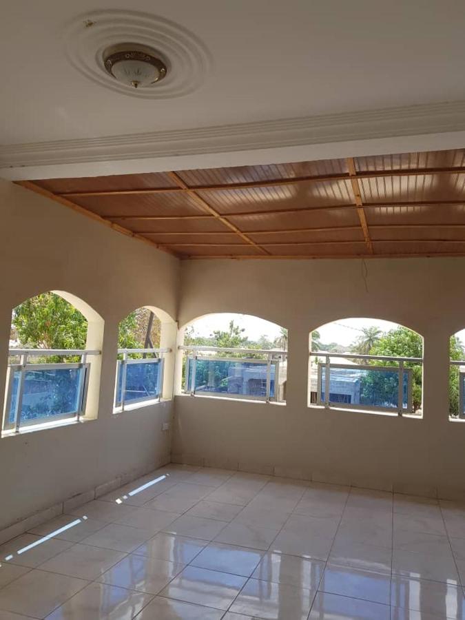 Touray Guest House - B&B Old Yundum