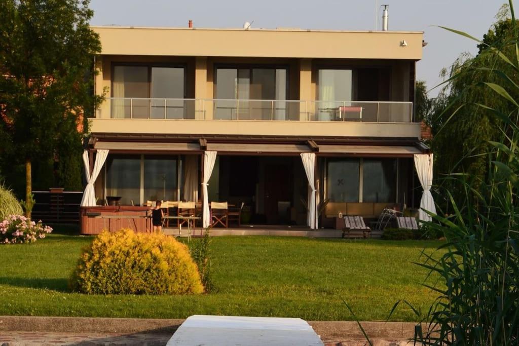 B&B Balatonőszöd - Luxury Lakefront Villa with Private Pier & Jacuzzi - Bed and Breakfast Balatonőszöd