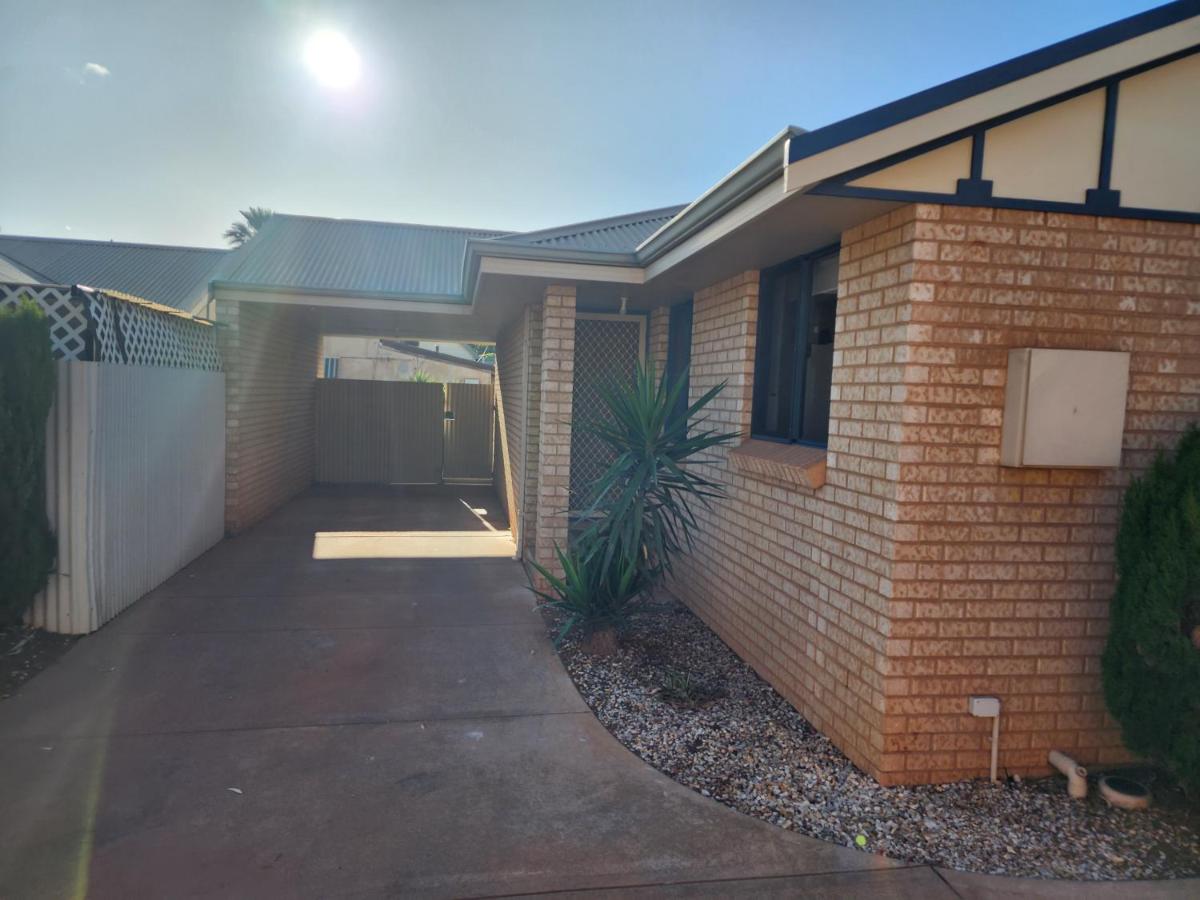 Comfortable Villa across the road from the Historic Recreation Hotel - B&B Kalgoorlie