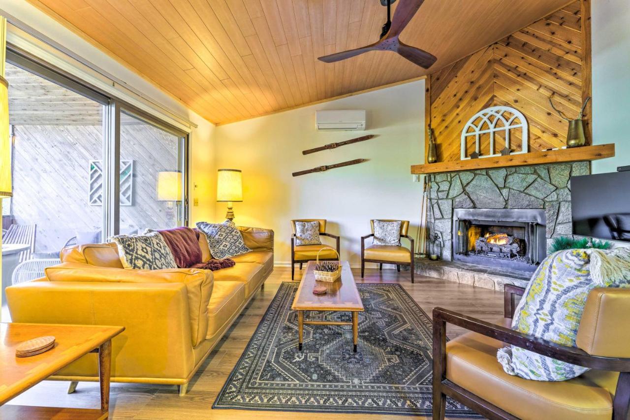 B&B Newland - Mid-Century Modern Newland Home with Fire Pit! - Bed and Breakfast Newland