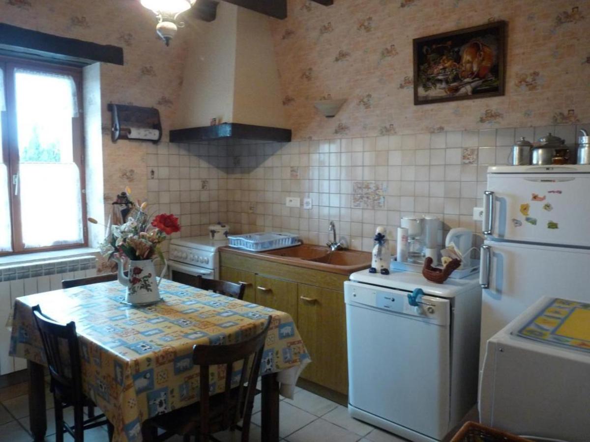 Ravissante Fermette Rénovée avec Jardin Clos, Cheminée et WiFi - Animaux Acceptés - FR-1-489-83 - Bed and Breakfast Verneix