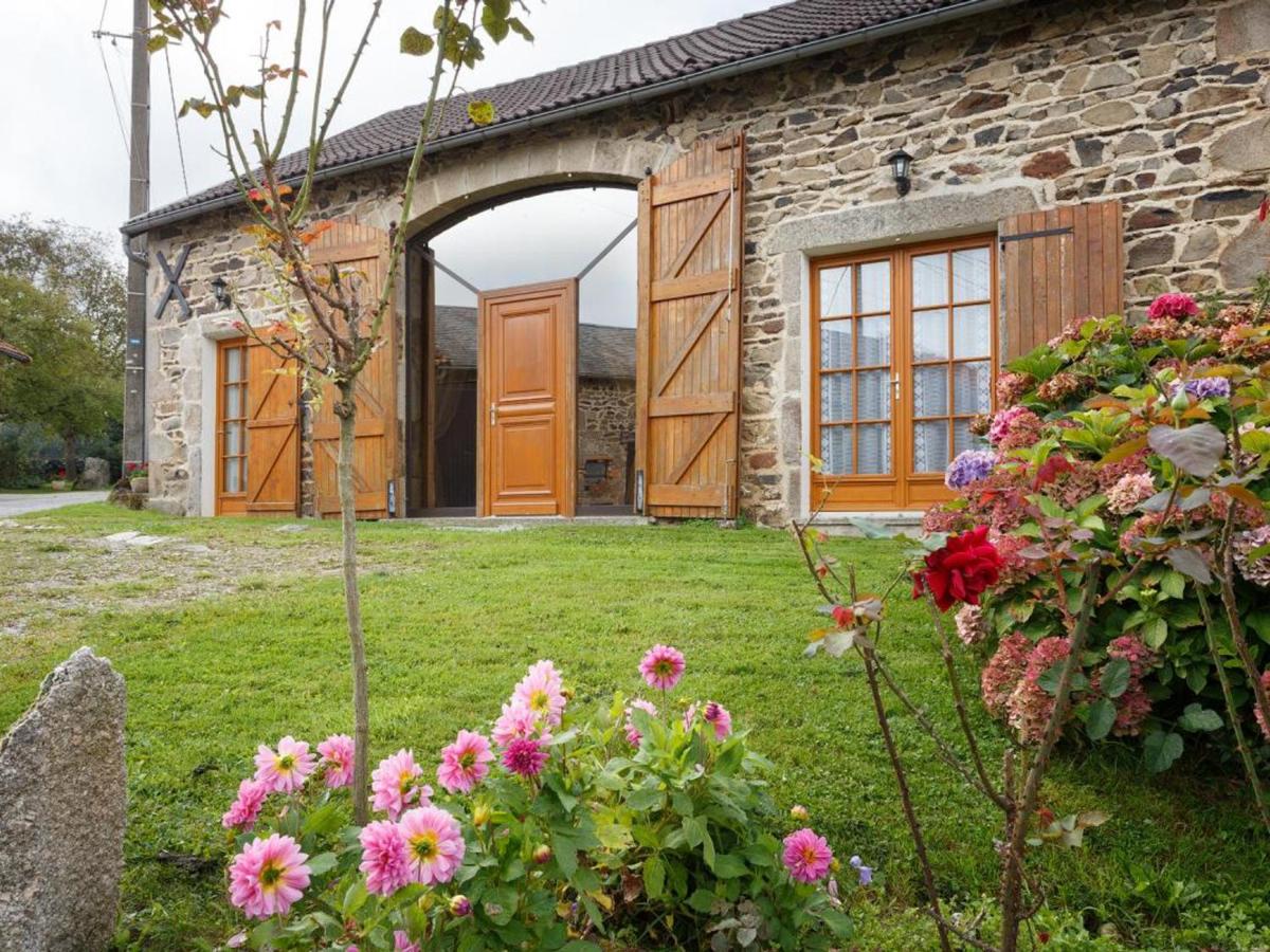 Gîte montagnard avec 3 chambres, jardin clos, terrasse couverte, animaux acceptés, proche Vichy. - FR-1-489-101 - B&B