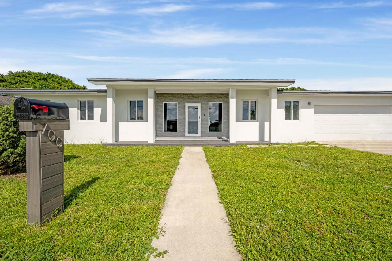 Private Spacious House #BBQ - Hallandale Beach, Florida - B&B