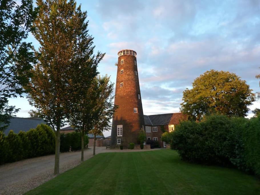 B&B Stoke Ferry - The Old Mill, 7 storey,, dog friendly outdoor pool & bbq - Bed and Breakfast Stoke Ferry