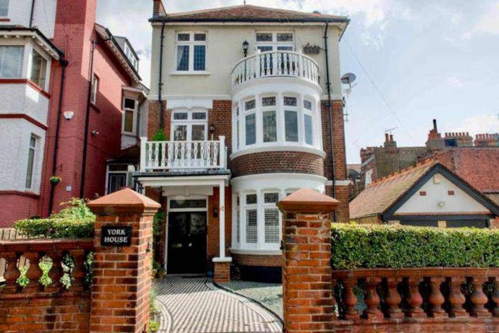 B&B Southend-on-Sea - 3 Bedroom Spacious Seaside Apartment with Estuary Views - Bed and Breakfast Southend-on-Sea