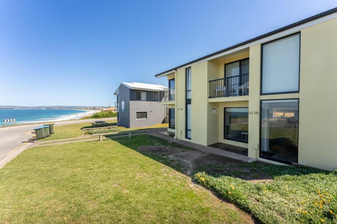 South Seas 5- Absolute Beachfront Wifi Views - B&B Port Elliot