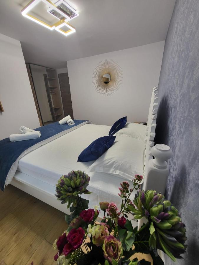 Habitación con cama extragrande.