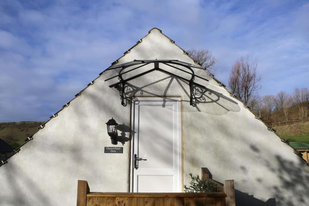 THE DEN, a Secluded Annex with Hot-tub & Heating - B&B