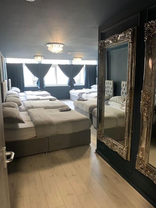 Unique city centre DJ apartment - sleeps 20 - B&B