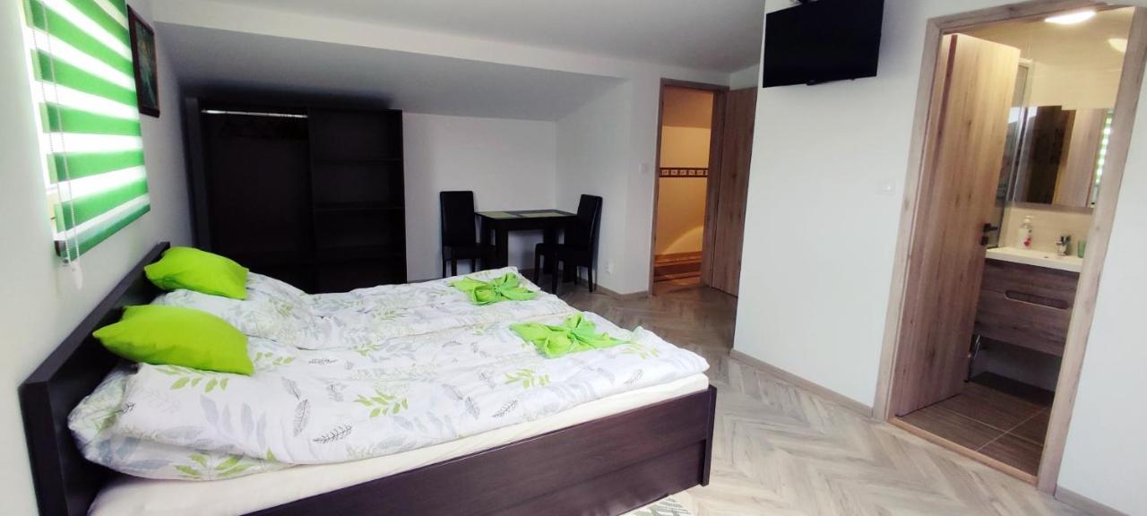 Dreibettzimmer mit eigenem Bad