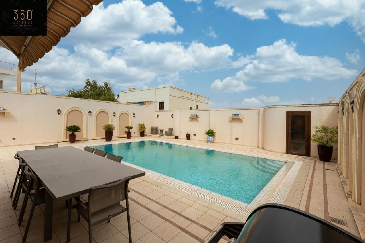 B&B Swieqi - LUX VILLA with amazing BBQ, Pool Area & WIFI by 360 Estates - Bed and Breakfast Swieqi