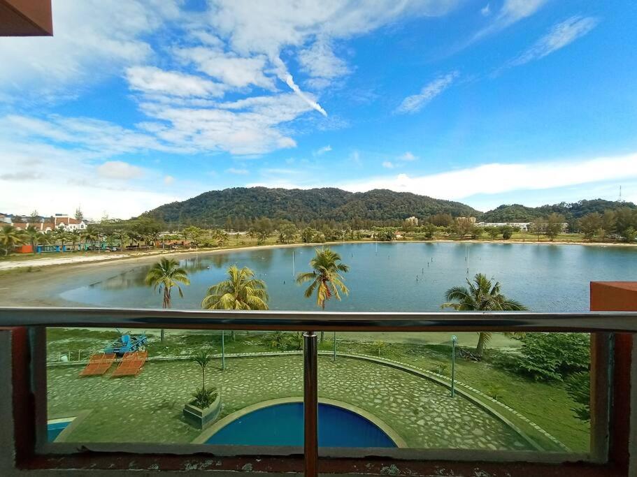 InstaStay Room Unit Marina Island Teluk Batik - 1 Bedroom Queen Bed & 2 Single Bed - Bed and Breakfast Lumut