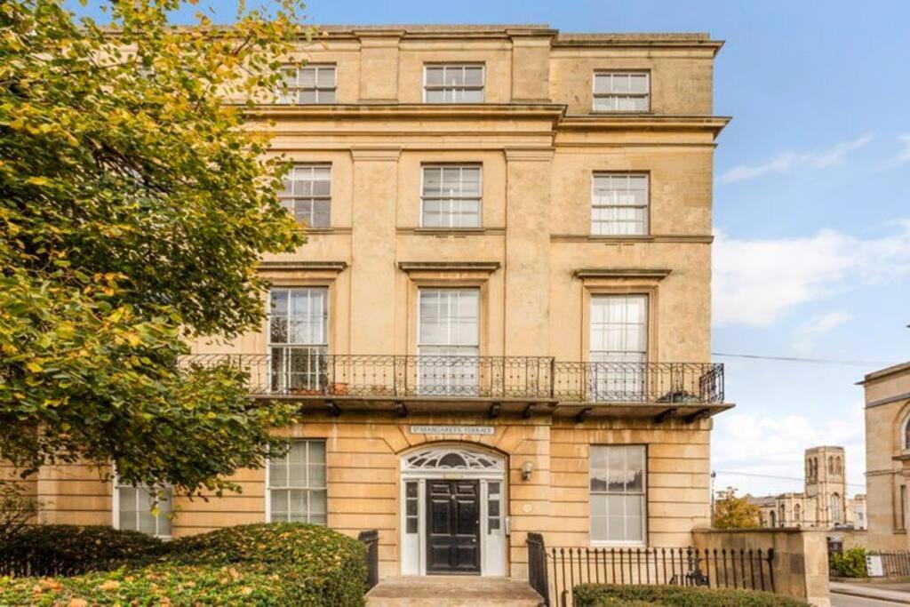 St Marg’s Hideaway; Grade II listed luxury apartment in the heart of Cheltenham - gateway to the Cotswolds! Sleeps 4 - outdoor seating and free private parking! - B&B