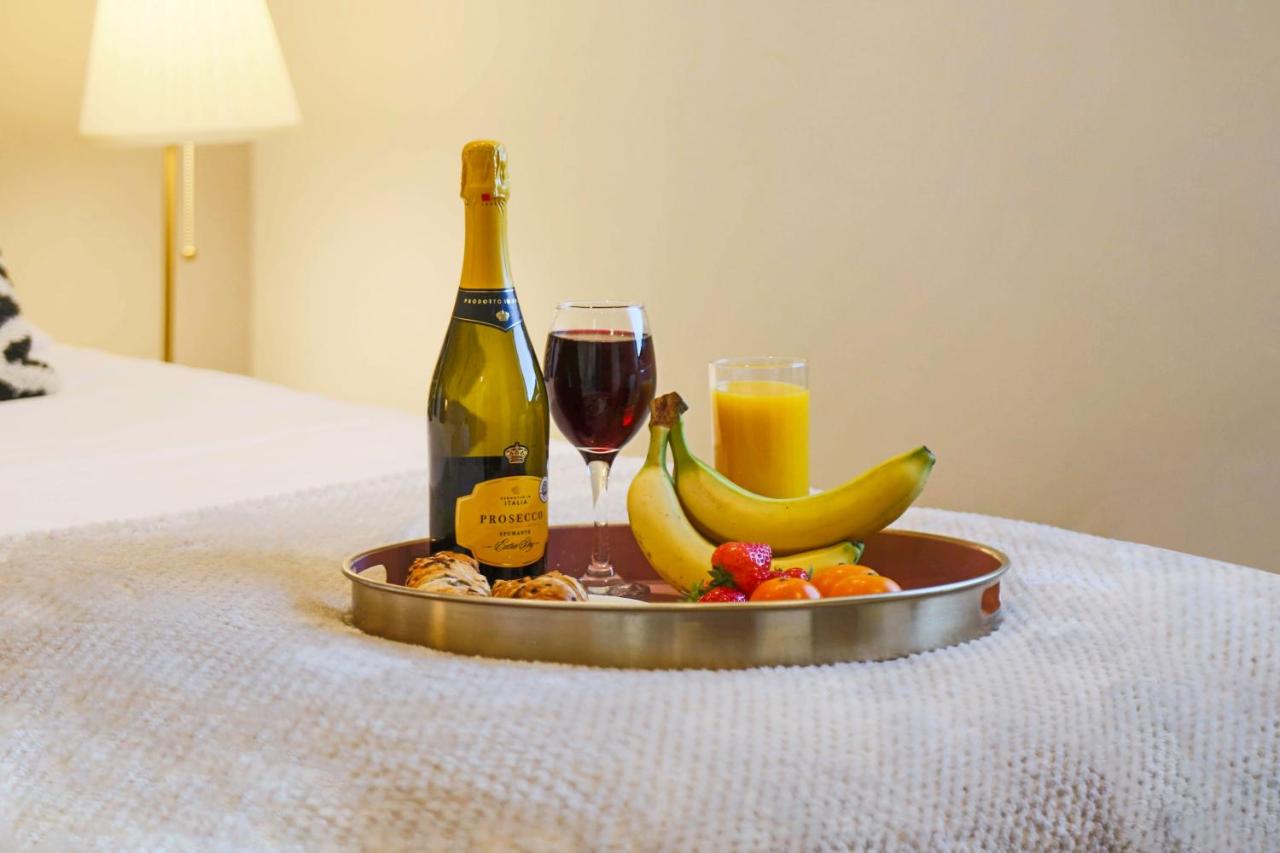 Luxury Penthouse Apartment - Central MK - Pool Table, Balcony, Fast WiFi, Free Parking and Smart TVs with Sky TV and Netflix by Yoko Property - B&B