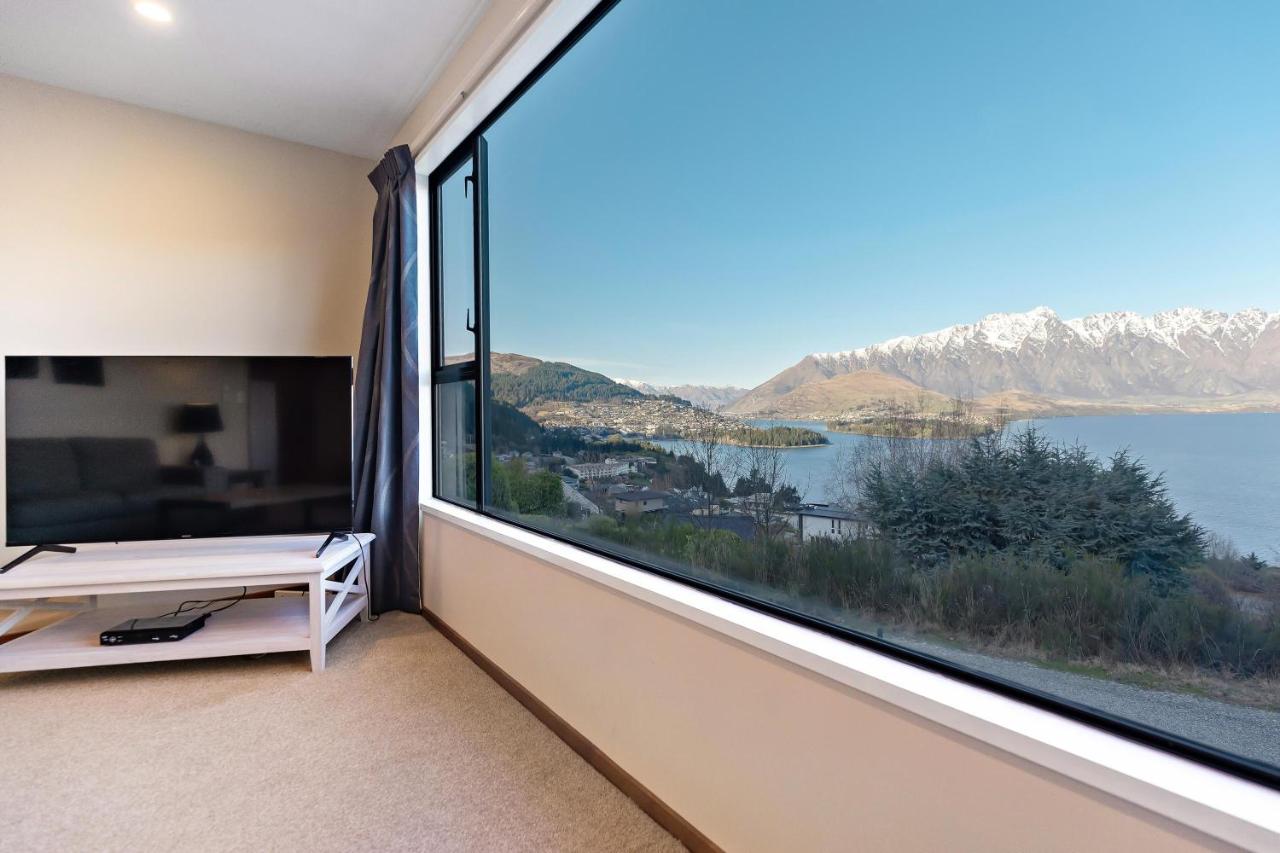 Stunning lakeview and mountain family retreat - B&B Queenstown
