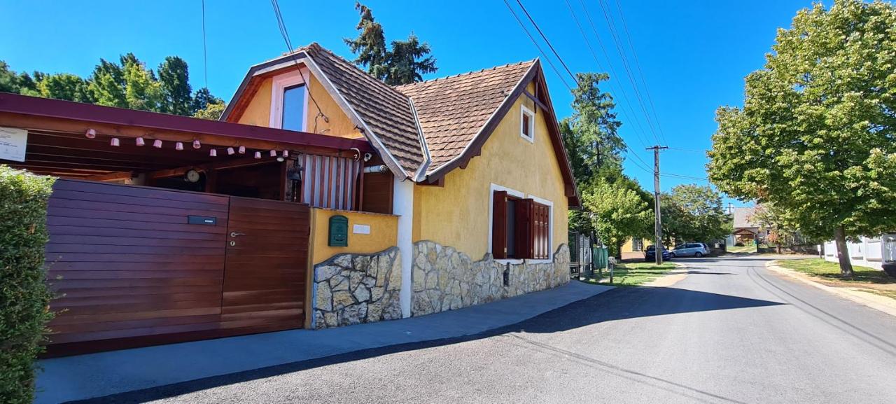 Belloapartamento Ház Balatonkenese, Strand 800m, Jakuzzi - B&B