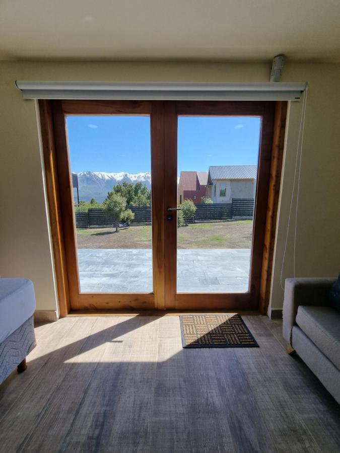 One-Bedroom Apartment with Lake View