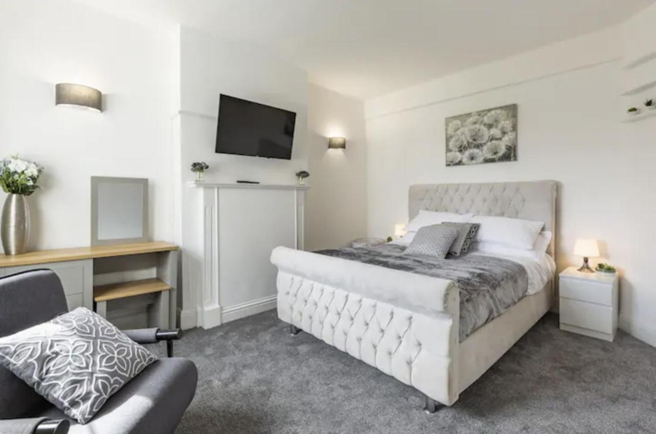 B&B Hornchurch - Luxury 3-Bed Apartment Near To London With Parking - Bed and Breakfast Hornchurch