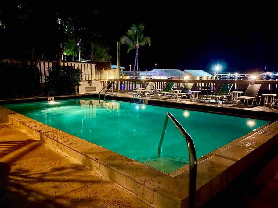 Abaco - Large waterfront 2x2 end unit with boat slip - B&B