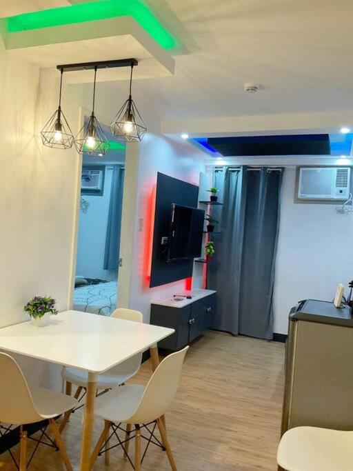 B&B Davao - 1BEDROOM Condo Unit with Free Pool, HBO, Netflix & WiFi - Bed and Breakfast Davao
