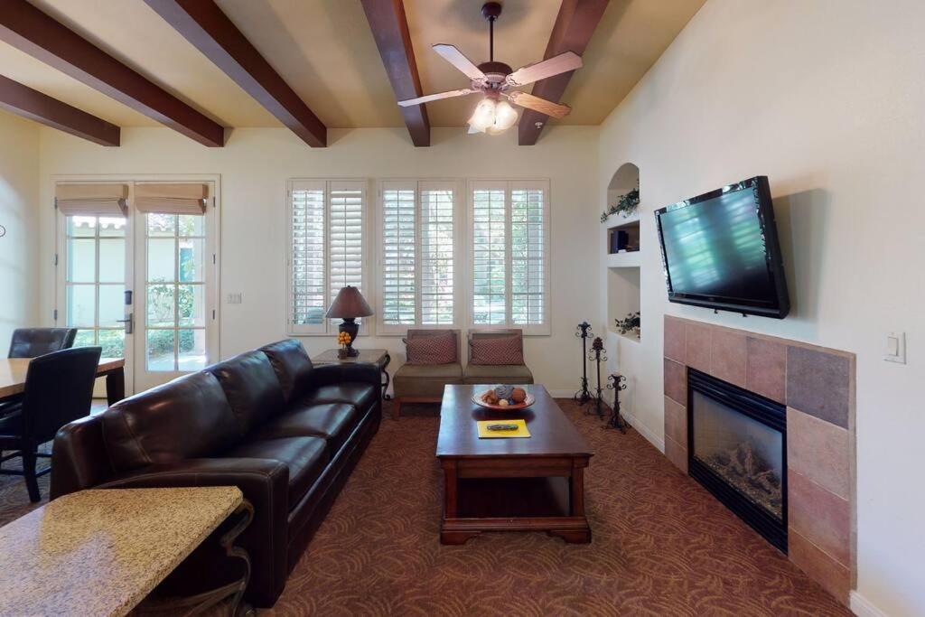 B&B La Quinta - LV202 Downstairs 2 Bedroom Steps from the Pool - Bed and Breakfast La Quinta
