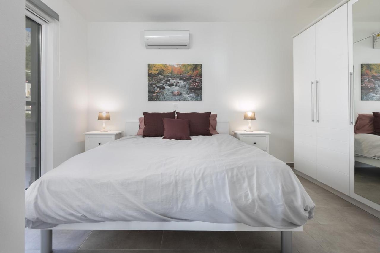 The view & art gallery apartment, free parking - B&B Makarska