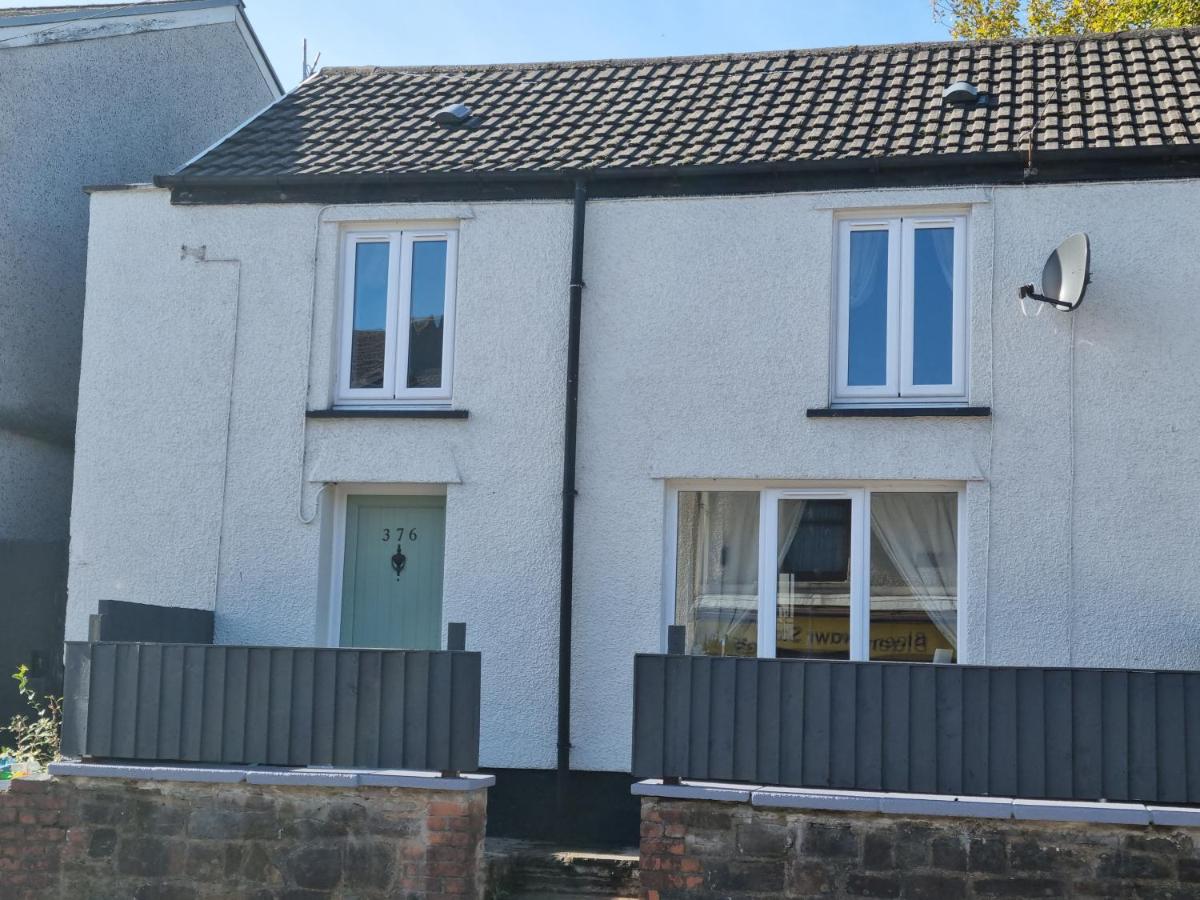 Dare Valley Cottage Ex miners cottage Near Zip World Pen y fan Waterfalls - B&B