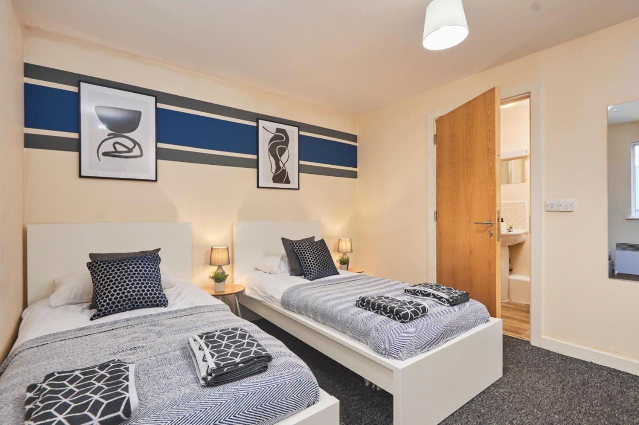 Large 2 Bed in Central Coventry - Sleeps 6 - Parking - Bed and Breakfast