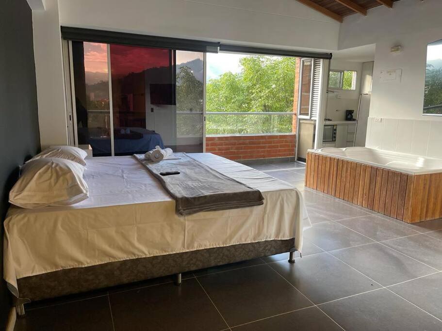 Hermoso loft con jacuzzi y balcon - B&B Envigado