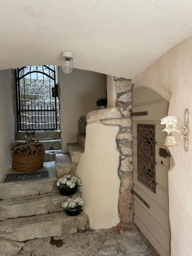 Complete house with Sea View in the center Vrbnik on island KRK - B&B Vrbnik