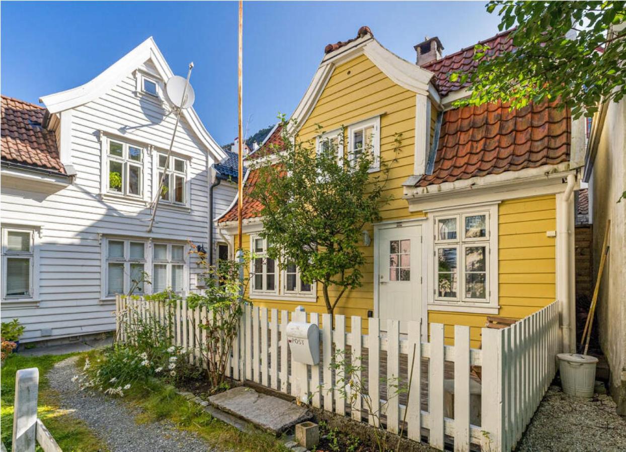 B&B Bergen - Charming Bergen house, rare historic house from 1779, Whole house - Bed and Breakfast Bergen