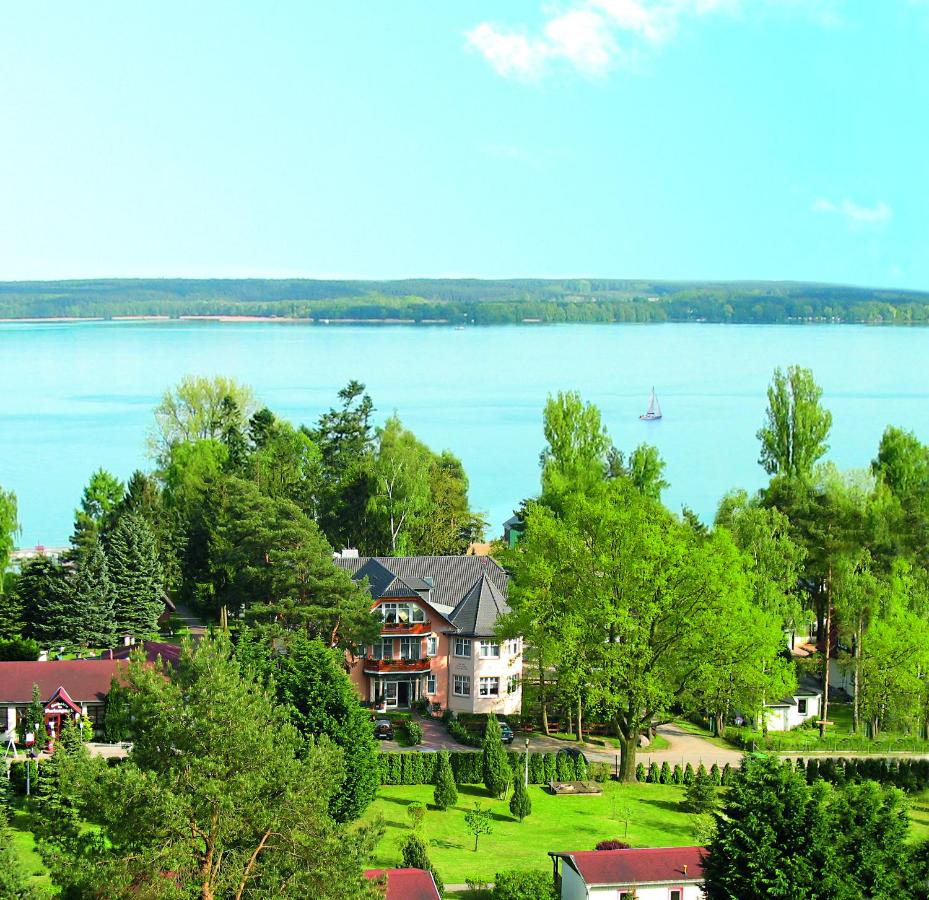 Apartment with Balcony and Lake View