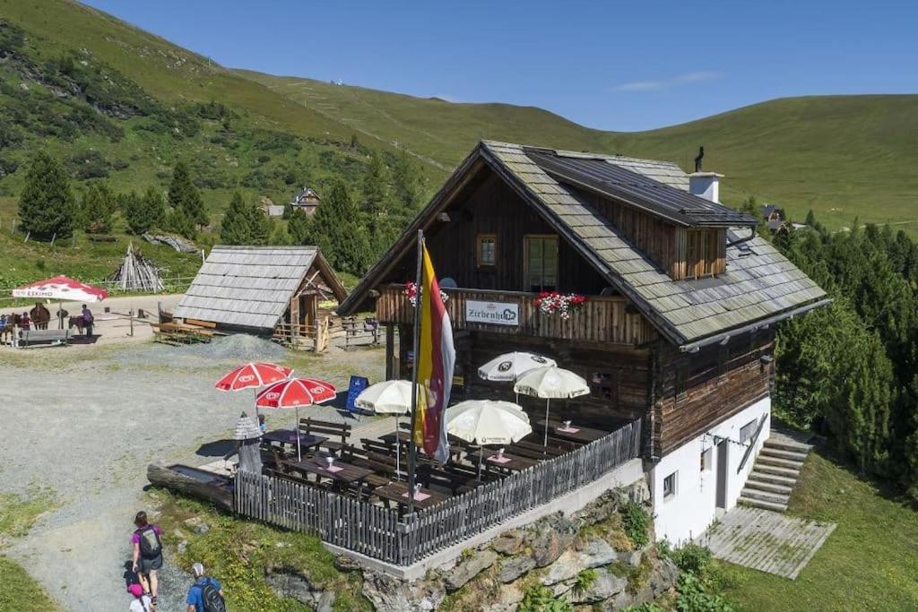 Zirbenhütte am Falkert auf der Heidi-Alm - B&B Hinterkoflach