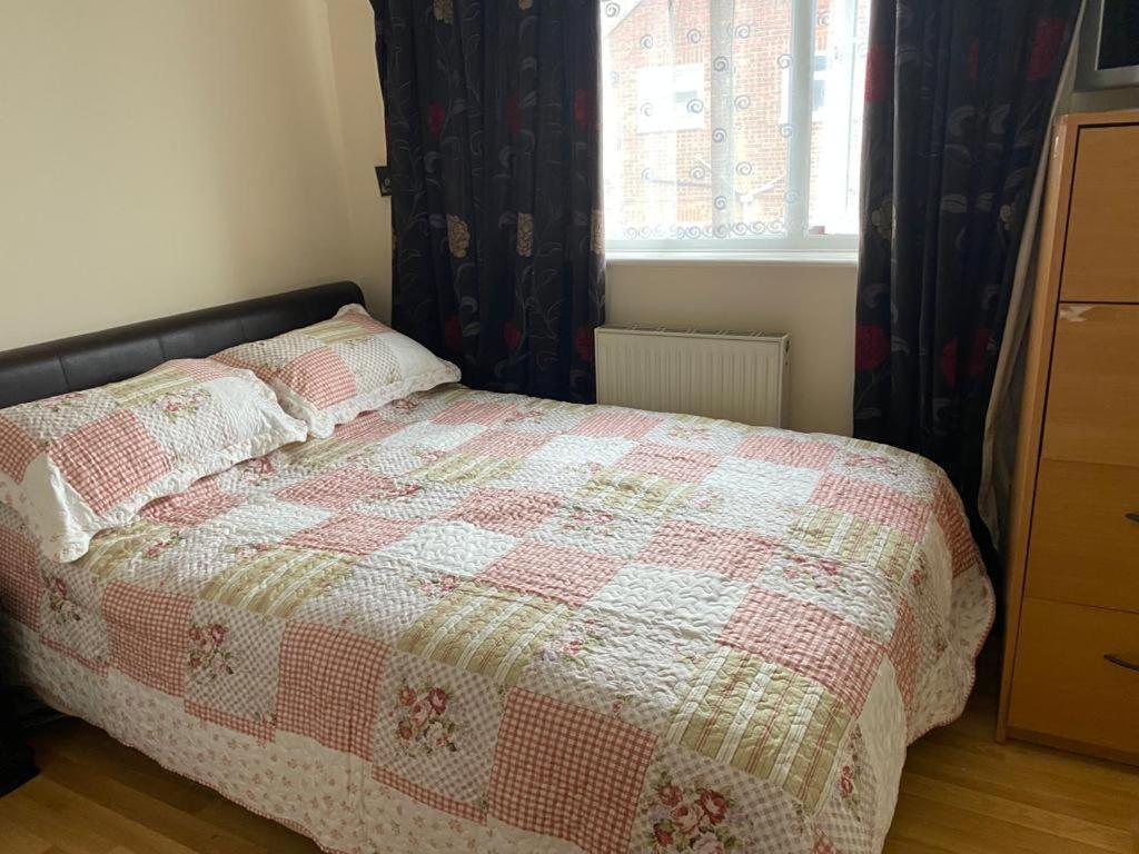 B&B Northolt - Specious Room in Northolt - Bed and Breakfast Northolt