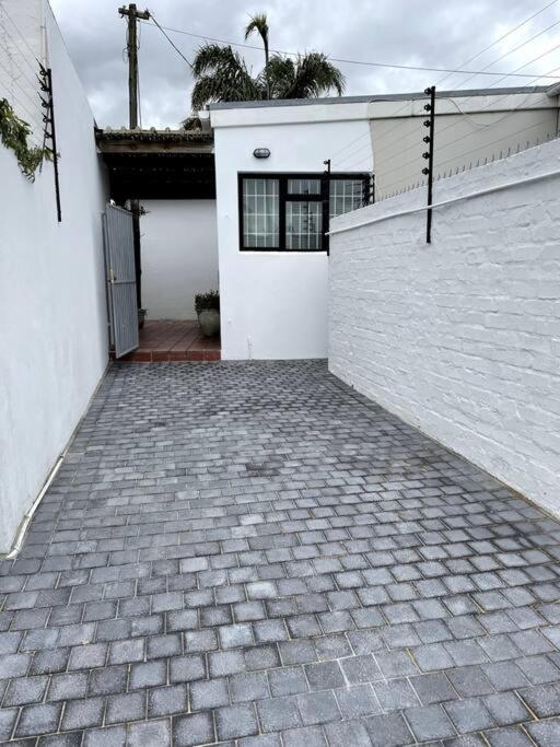 Centrally located modern 2-bedroom home & parking - B&B Cape Town