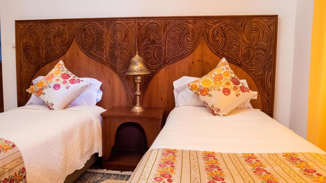 Tweepersoonskamer met 2 Aparte Bedden en Eigen Badkamer