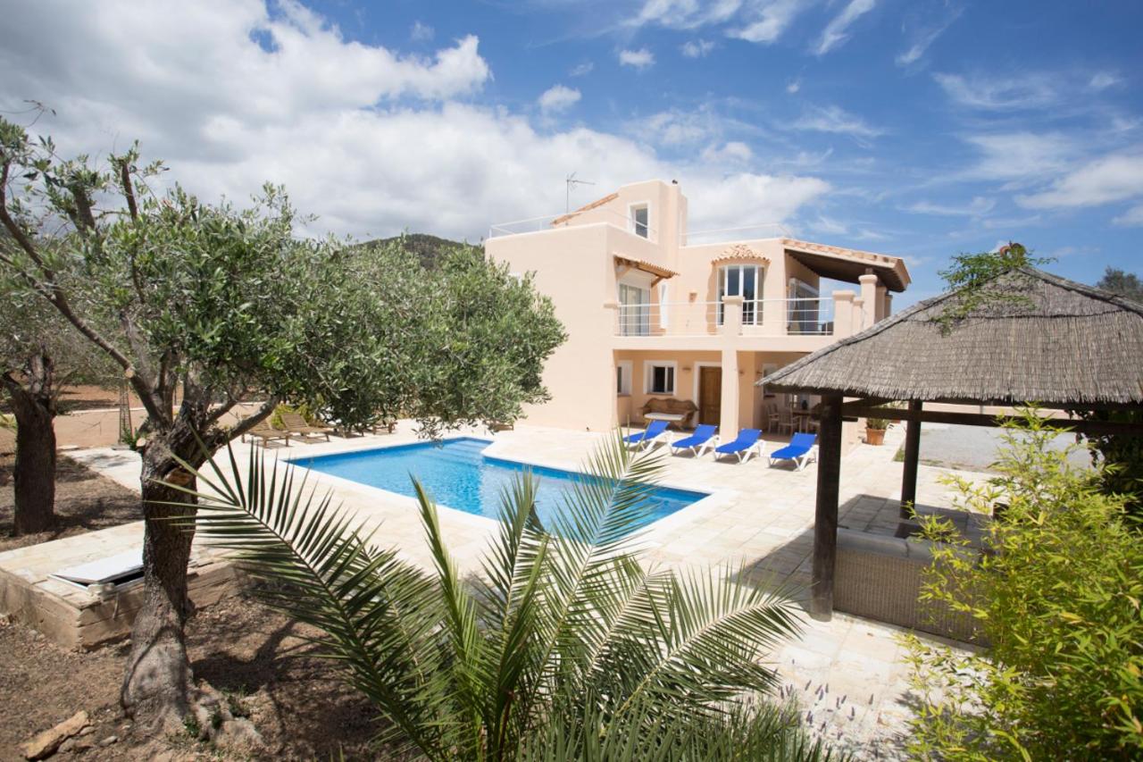 B&B Ibiza - Villa Tom is a lovely modern villa located near to Playa Den Bossa and Ibiza Town - Bed and Breakfast Ibiza