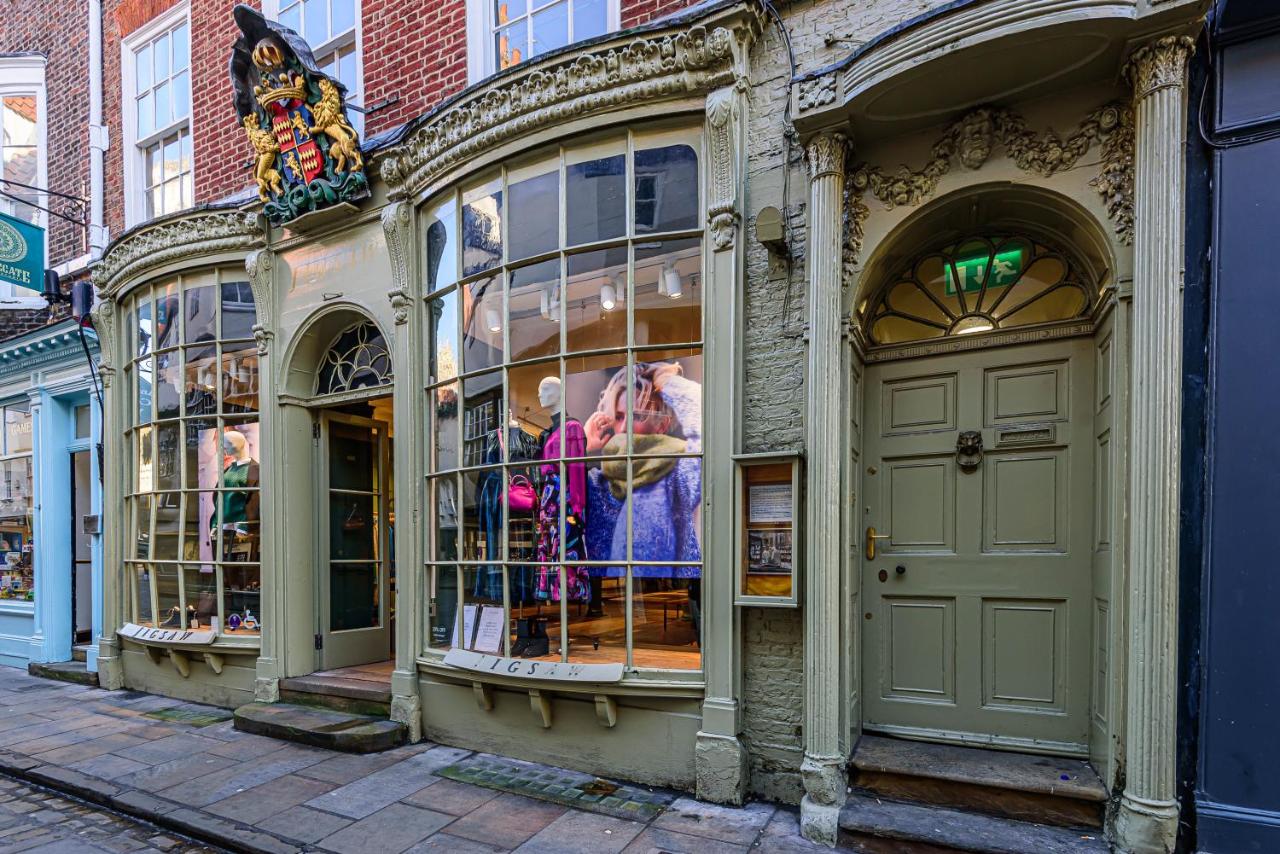 Stonegate Loft Budget 4-Bed Apartment for Groups near York Minster - B&B