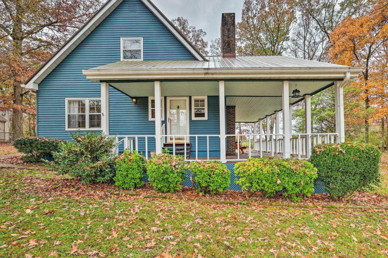 Cozy Cottage with Fireplace and Private Yard - B&B