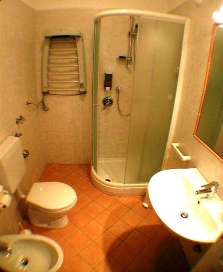 Driepersoonskamer met Eigen Externe Badkamer