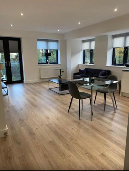 Brand new luxury apartment with free parking and gym - B&B