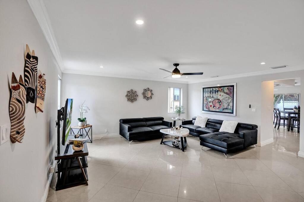 By Hard Rock Guitar Hotel casino 7 min walk - B&B Dania Beach