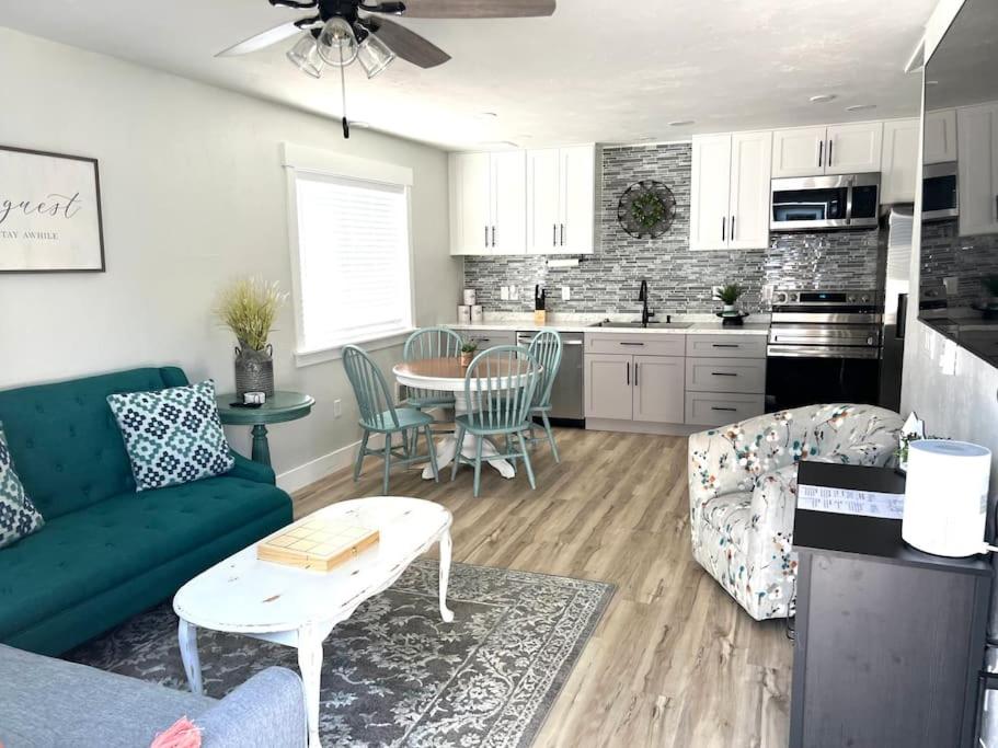 Guest Suites 1996 #4- Relaxing 1 bedroom 1 bath Suite - B&B