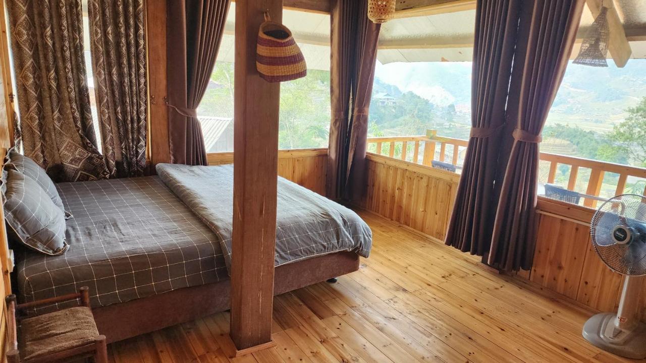 Habitación con cama extragrande y vistas a la montaña