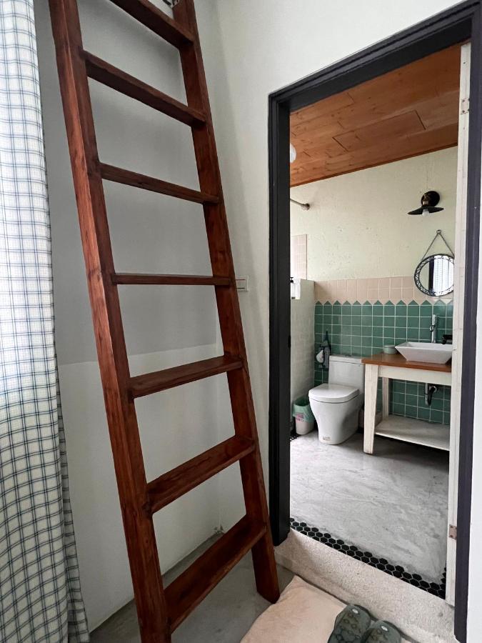 Zimmer mit Queensize-Bett und Balkon
